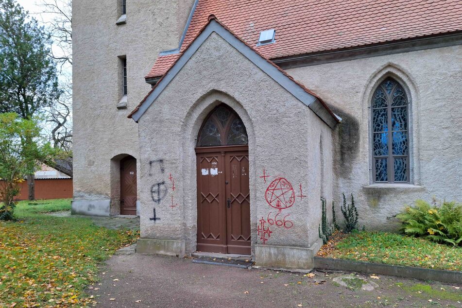 Schmierereien an der Kirche in Großbadegast - Unbekannte hinterließen okkulte Zeichen.