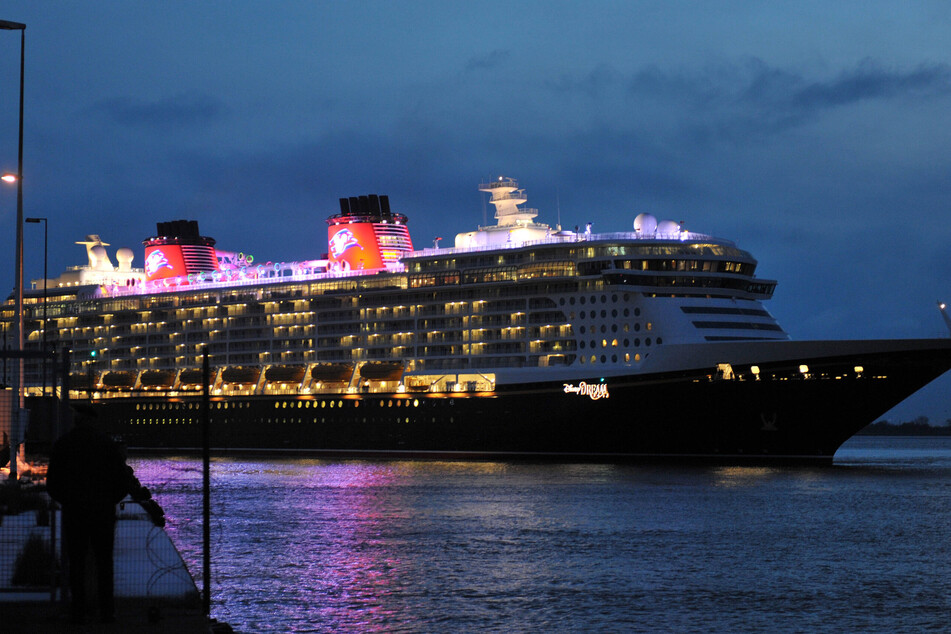 Das 340 Meter lange Schiff "Disney Dream" auf einer Fahrt nach Bremerhaven. Das bereits 2009 fertiggestellte Schiff wird zur neuen Saison erstmals im Hamburger Hafen einlaufen. (Archivbild)