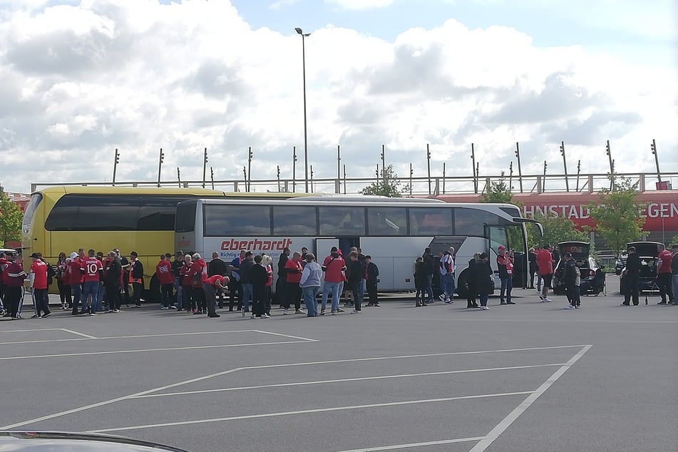 Auch die ersten Reisebusse sind angekommen.