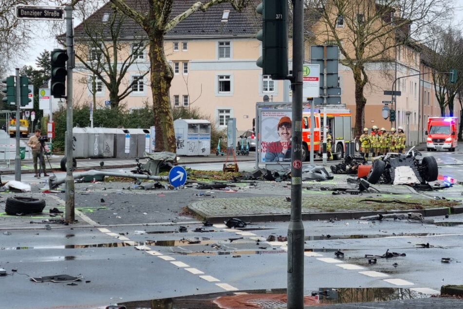 Die Unfallstelle gleicht einem einzigen Schlachtfeld.