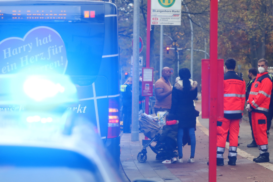 Rettungskräfte stehen an der Haltestelle in Langenhorn.