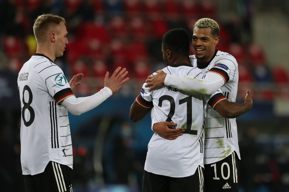 Nach 67 Minuten feierte Florian Krüger (l.) sein EM-Debüt und war gleich mittendrin. Wenige Augenblicke später gratulierte er zusammen mit Lukas Nmecha (22, r.) dem Torschützen zum 3:0, Ridle Baku (22).