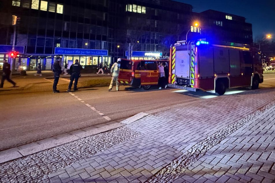 Gleich mehrere Spuren mussten abgesperrt werden, die Feuerwehr war mit zahlreichen Wagen im Einsatz.