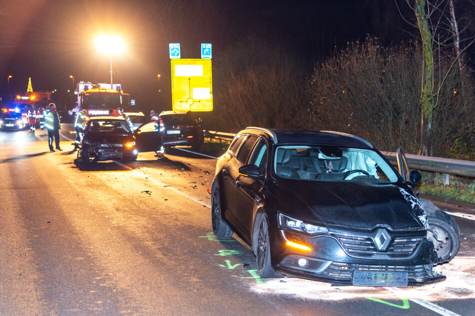 Auf der L217 in Winsen (Luhe) sind am Dienstagnachmittag vier Autos miteinander kollidiert. Fünf Personen wurden teils schwer verletzt.