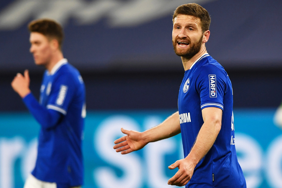 Shkodran Mustafi (29, r.) stieg 2021 sang- und klanglos mit dem FC Schalke 04 aus der 1. Bundesliga ab.