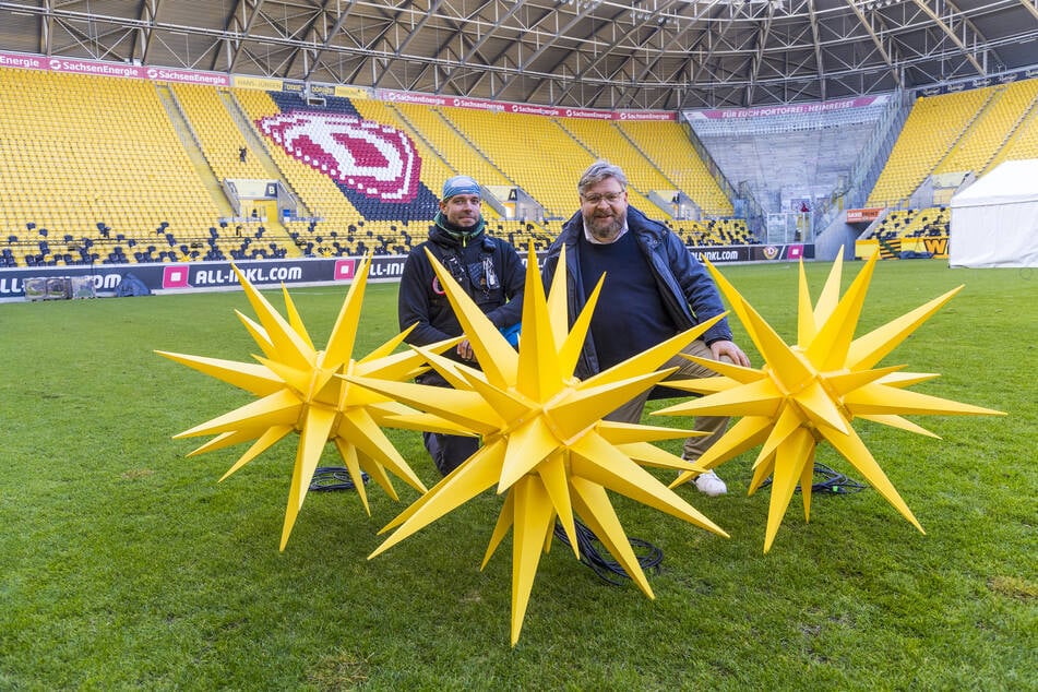 Technik-Chef Oliver Brendler (36, l.) und Produzent Thomas Reiche (52) zeigen stolz die großen Herrnhuter Sterne.