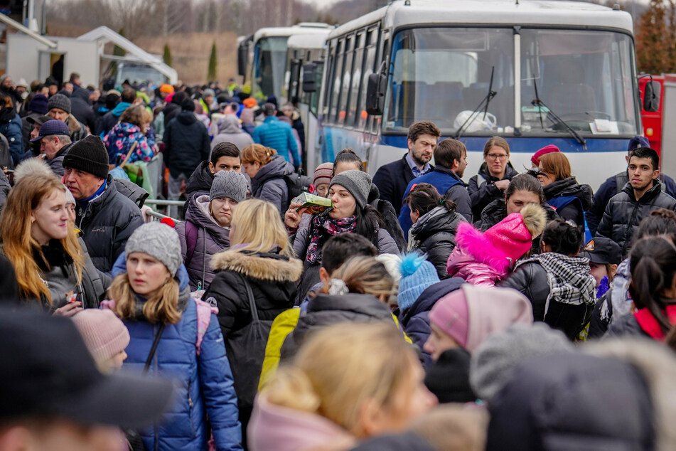 Hunderttausende Menschen aus der Ukraine stehen an der ukrainisch-polnischen Grenze. Sie warten auf die Weiterfahrt.