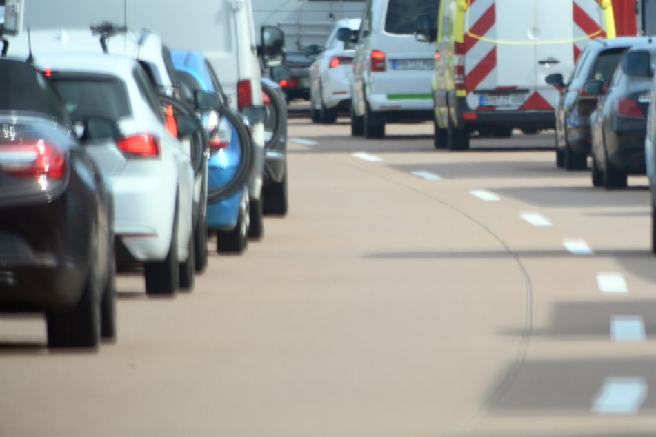 Rettungsgassen werden oftmals zweckentfremdet. In diesem Fall hat das noch weitere Vergehen aufgedeckt. (Symbolbild)