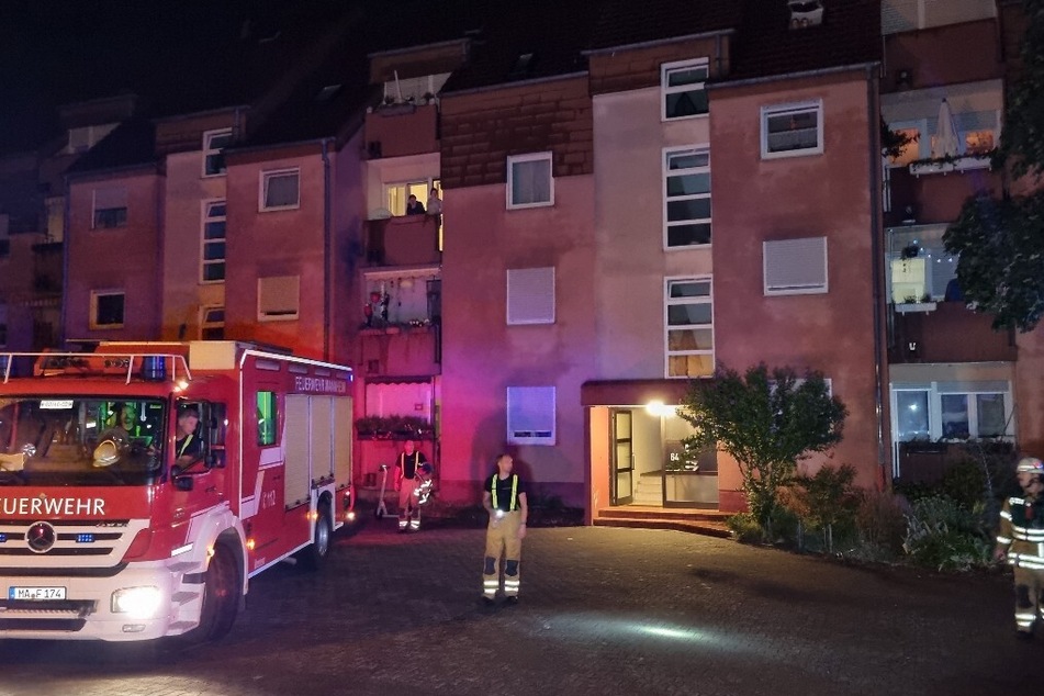 In einem dreigeschossigen Gebäude in Mannheim brach ein Feuer aus.