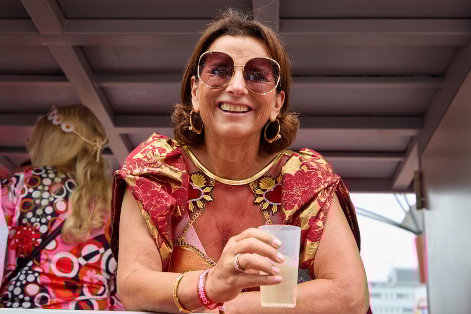 Claudia Obert (63) lässt gerne die Korken knallen, am liebsten mit ihrer Freundin Verena Kerth (43).