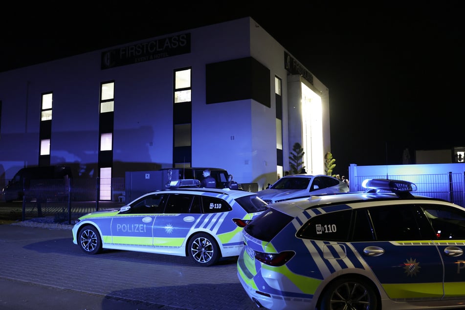 Polizeiautos stehen vor der Eventlocation, in der die Hochzeit gefeiert wurde.