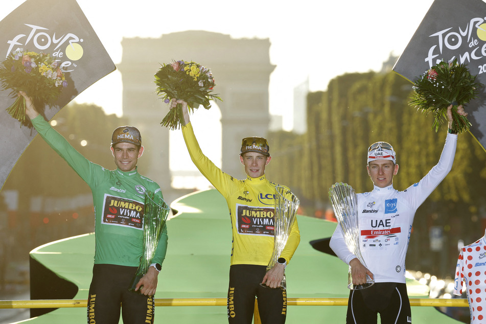 Das Sieger-Trio der Tour 2022: der Gewinner der Sprintwertung, Wout van Aert (28, Belgien, l.), der Gewinner der Gesamtwertung Jonas Vingegaard und der Gewinner der Nachwuchswertung Pogačar (r.).