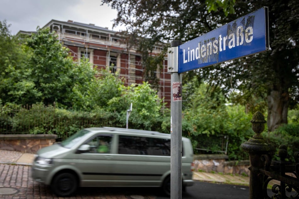 Auf der Lindenstraße in Crimmitschau gilt größtenteils Tempo 50. Anwohner wollen das ändern.