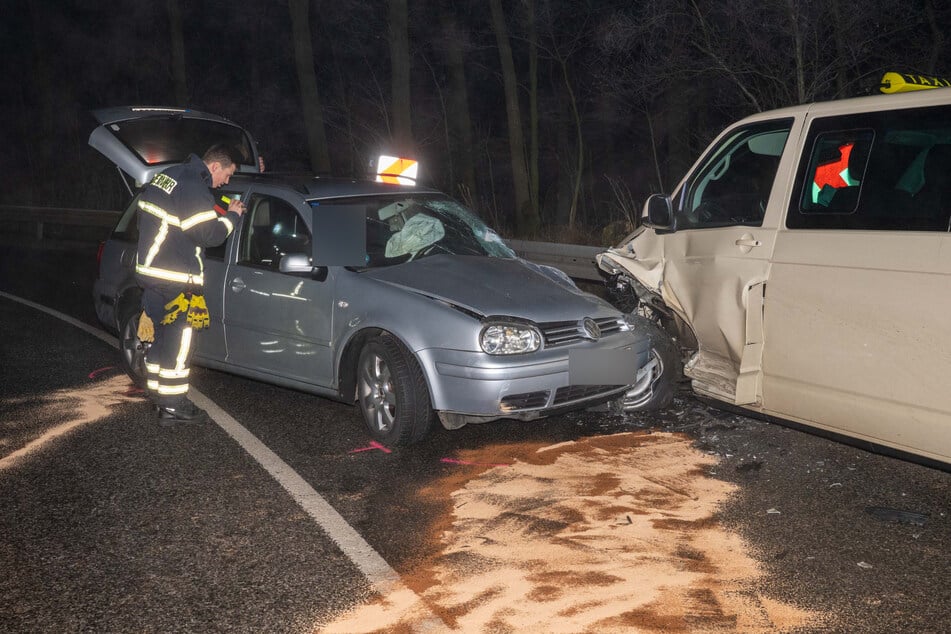 Die Feuerwehr sicherte die Unfallstelle und versorgte die Verletzten bis zum Eintreffen des Rettungsdienstes.