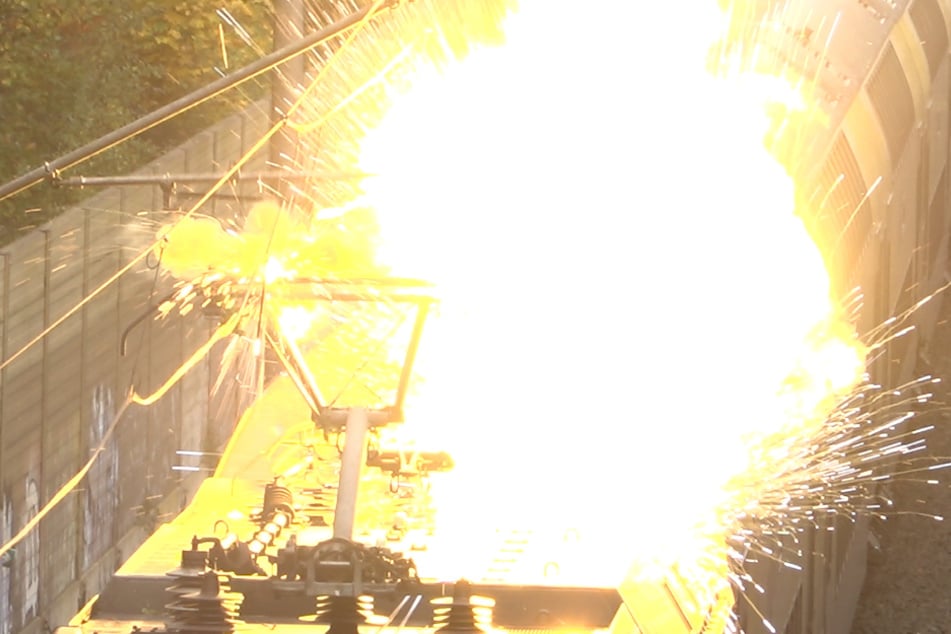 Nach den Löscharbeiten kam es zu einer Explosion an der Leitung, als Techniker versuchten, die Stromversorgung der Strecke wieder zuzuschalten.