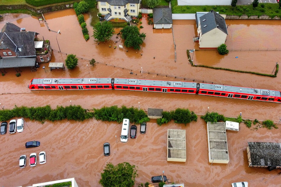 Die Bahngleise in der Eifel waren bei der Flut-Katastrophe im Juli überflutet worden.