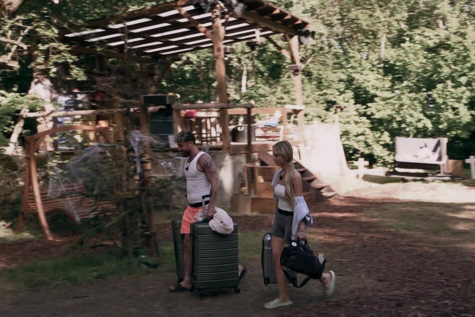 Nach der Spuck-Aktion müssen Umut und seine Freundin Lena Goldstein (28) die Koffer packen.