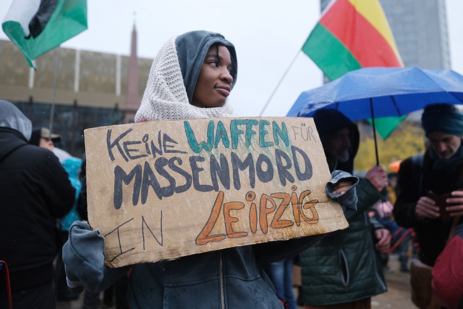 Eine Teilnehmerin einer Demonstration gegen die Covenant-Ansiedlung. Seit Bekanntwerden der Pläne der US-Rüstungsfabrik kommt es in Leipzig immer wieder zu Protesten.