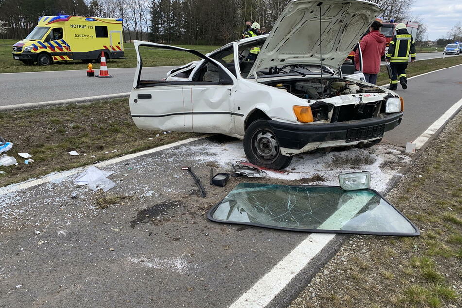 Ford Uberschlagt Sich Zwei Personen 16 18 Bei Unfall An Landesgrenze Schwer Verletzt Tag24