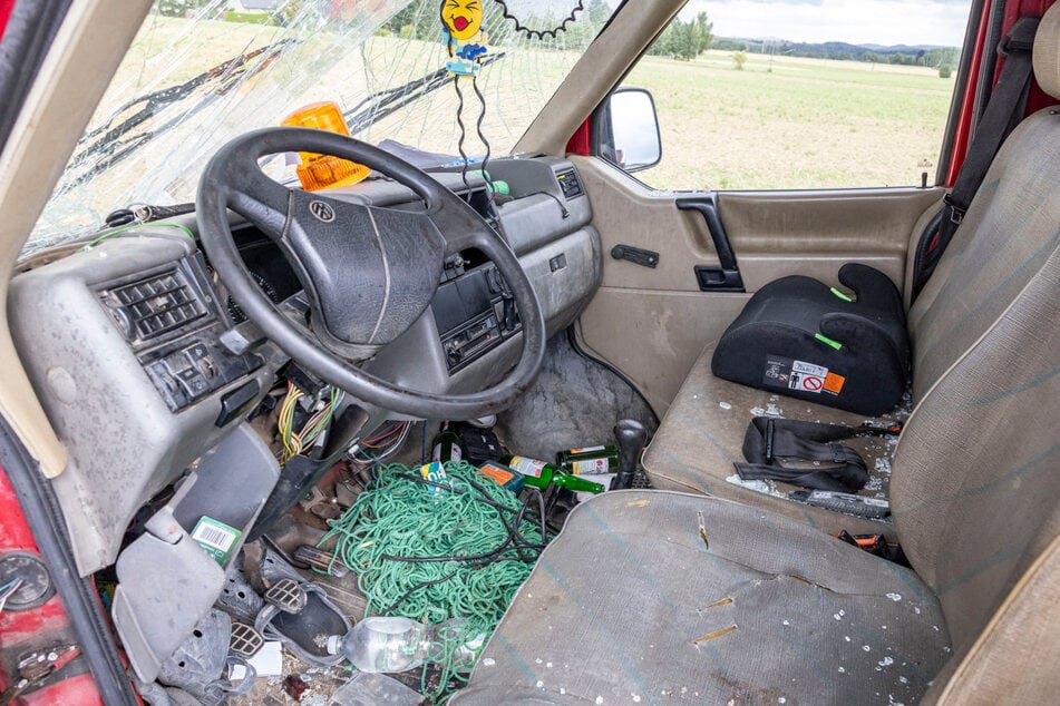 Bei dem Aufprall erlitt der Fahrer schwere Verletzungen, der Junge auf dem Beifahrersitz blieb unverletzt.