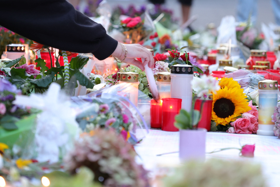 In der Nähe des Tatorts legten Menschen in Solingen Blumen nieder und zündeten Kerzen zum Gedenken der Opfer an.