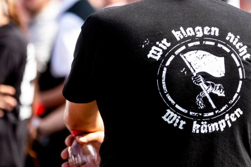 "Wir klagen nicht. Wir kämpfen" steht auf dem T-Shirt eines Teilnehmers einer Neonazi-Demonstration.
