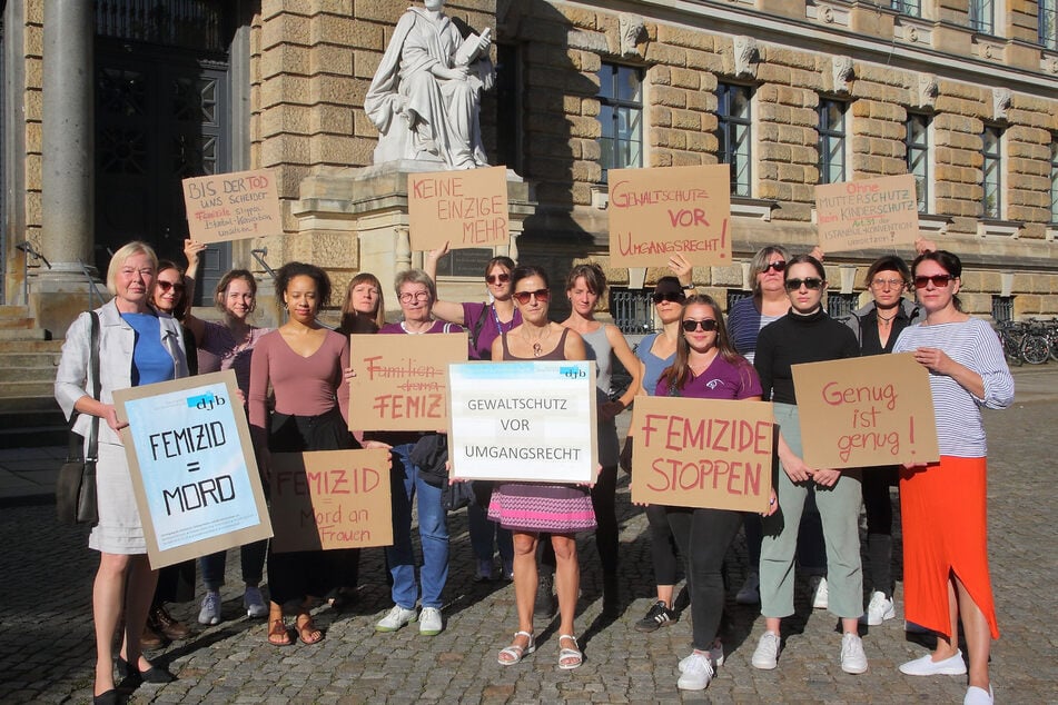 Mitglieder des Landesfrauenrats Sachsen und weiterer Beratungsstellen demonstrierten gestern zum Prozessauftakt vor dem Landgericht.