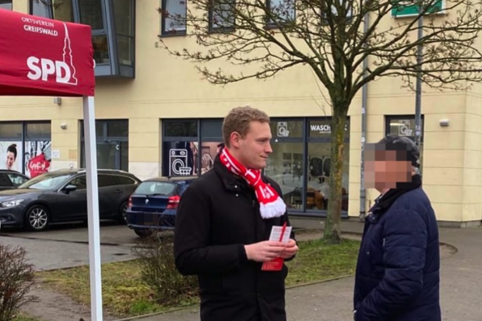 An dem SPD-Infostand machten Ehrenamtliche Wahlkampf, als sie attackiert wurden.