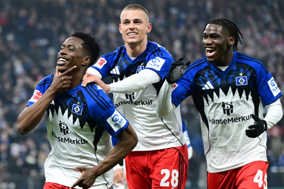 HSV-Profi Albert Sambi Lokonga (l.) lässt sich nach seinem Führungstreffer gegen die Eintracht von seinen Mitspielern und dem Stadion feiern.