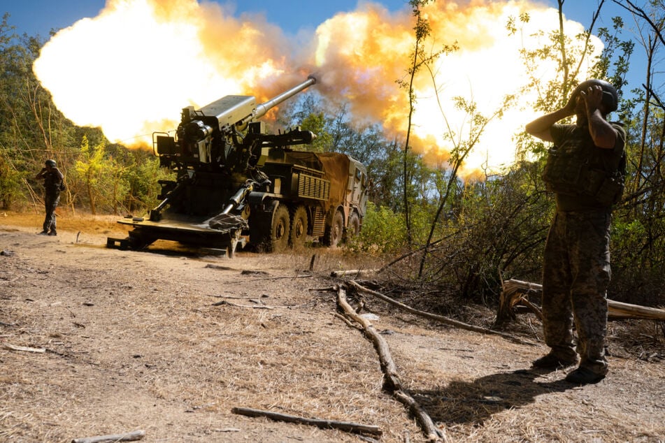 Ukrainische Soldaten der 44. Artilleriebrigade feuern eine Panzerhaubitze 2s22 Bohdana auf russische Stellungen an der Frontlinie ab.