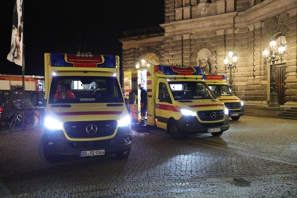 Mehrere Rettungswagen standen am Dienstagabend vor der Dresdner Semperoper.