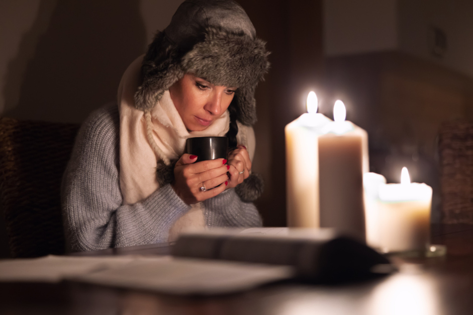 Heißer Grog statt warme Heizung: Viele rüsten sich für einen Blackout im Winter. Um Strom zu sparen, zünden sie Kerzen statt Lampen an.