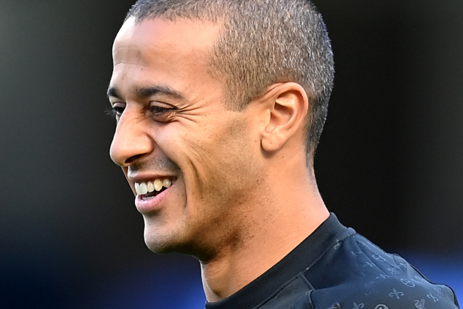 Hatte bei seinem Debüt für den FC Liverpool gleich einmal einiges zu lachen: Thiago (29).