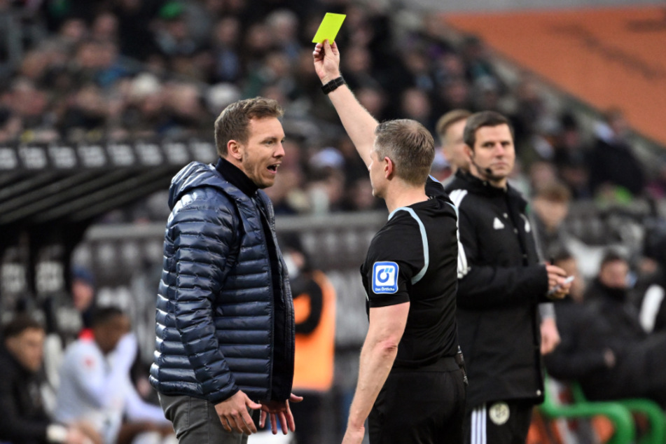Julian Nagelsmann (35, l.) sieht die Gelbe Karte von Schiedsrichter Tobias Welz (45). Nach der Partie rastete der Bayern-Trainer im Kabinen-Gang aus.