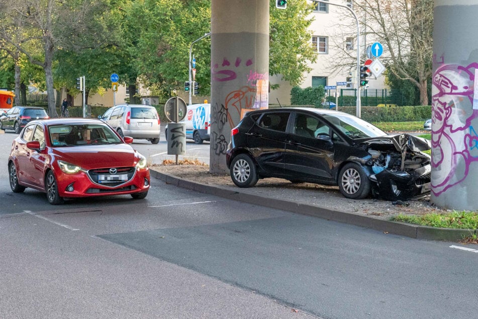 Gegen 12.30 Uhr knallte der 19-Jährige gegen den Brückenpfeiler.