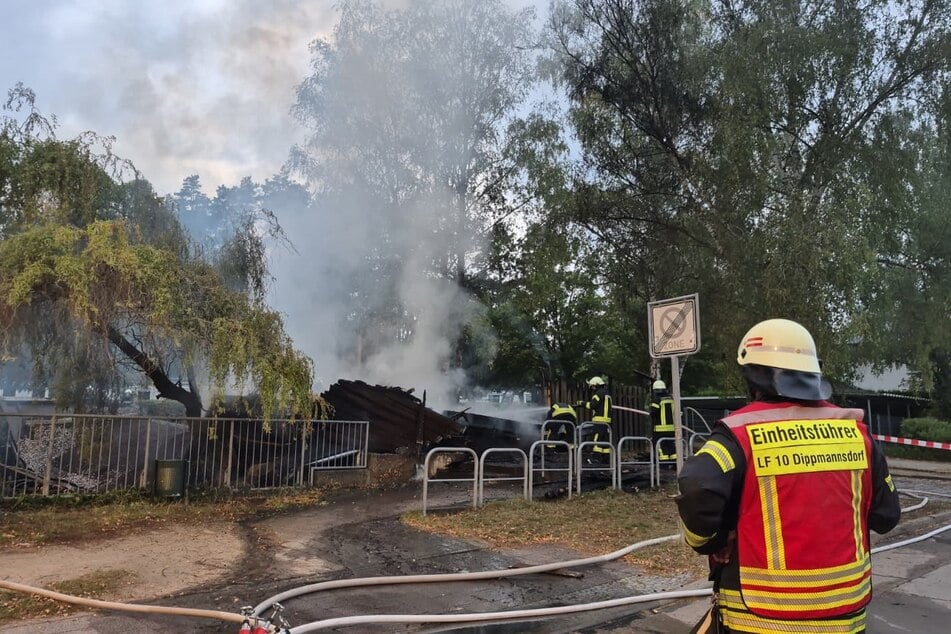 Nebengebäude von Schule brennt: Kurz darauf schon wieder Flammen
