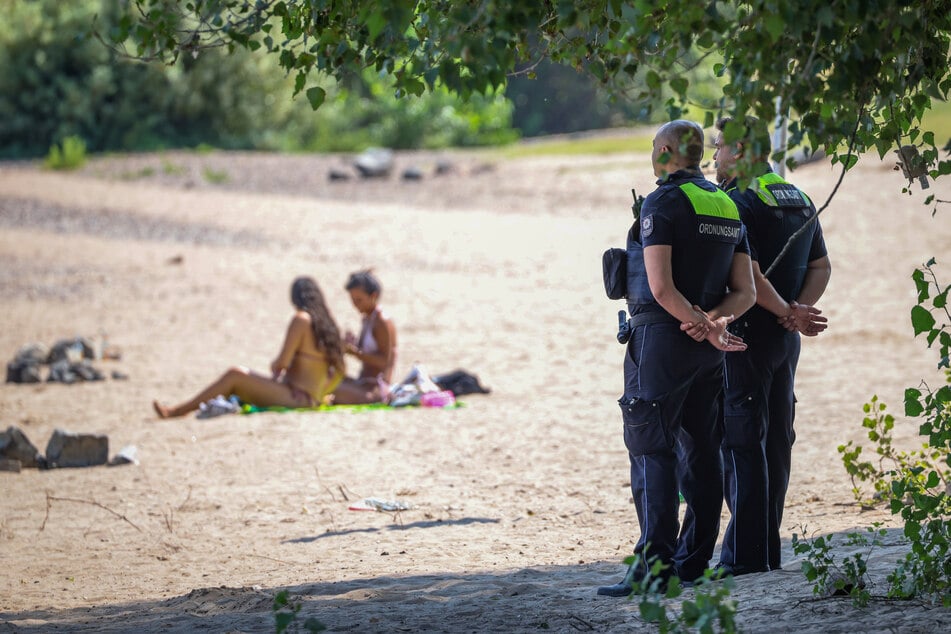 Nach einer Häufung tödlicher Badeunfälle im Rhein macht die Polizei NRW weiter auf die Gefahren des gefährlichen Gewässers aufmerksam. (Archivbild)
