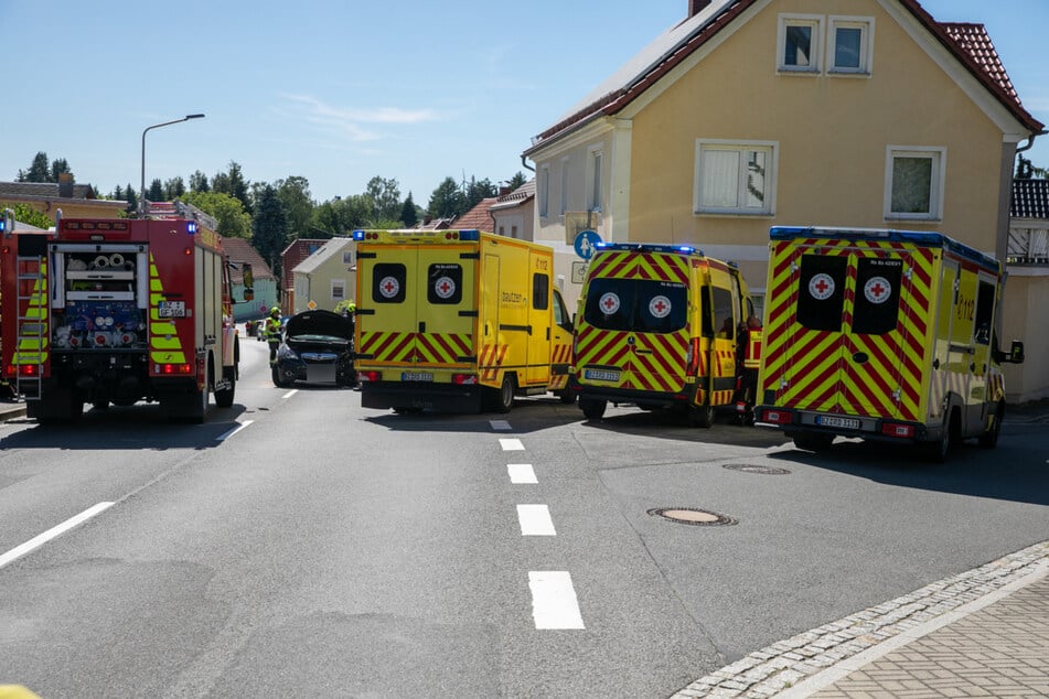 An der Unfallstelle sind mehrere Krankenwagen zu sehen.