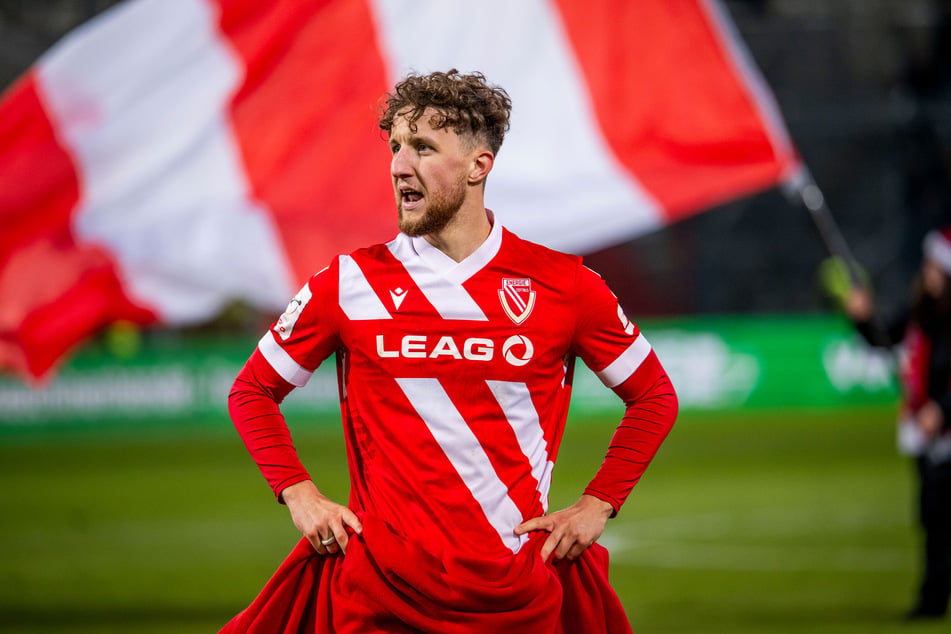 Innenverteidiger Tim Campulka (27) hat seinen Vertrag bei Energie Cottbus verlängert.