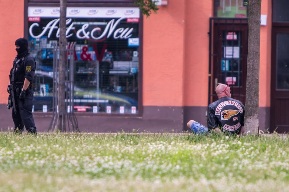 Nach der Schießerei haben Polizisten diesen Hells-Angels-Rocker am Boden fixiert.