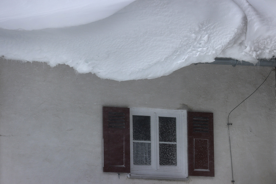 Die aktuellen Schneelasten könnten zu Schäden an den Dächern, schlimmstenfalls sogar zum Einsturz führen. (Symbolbild)