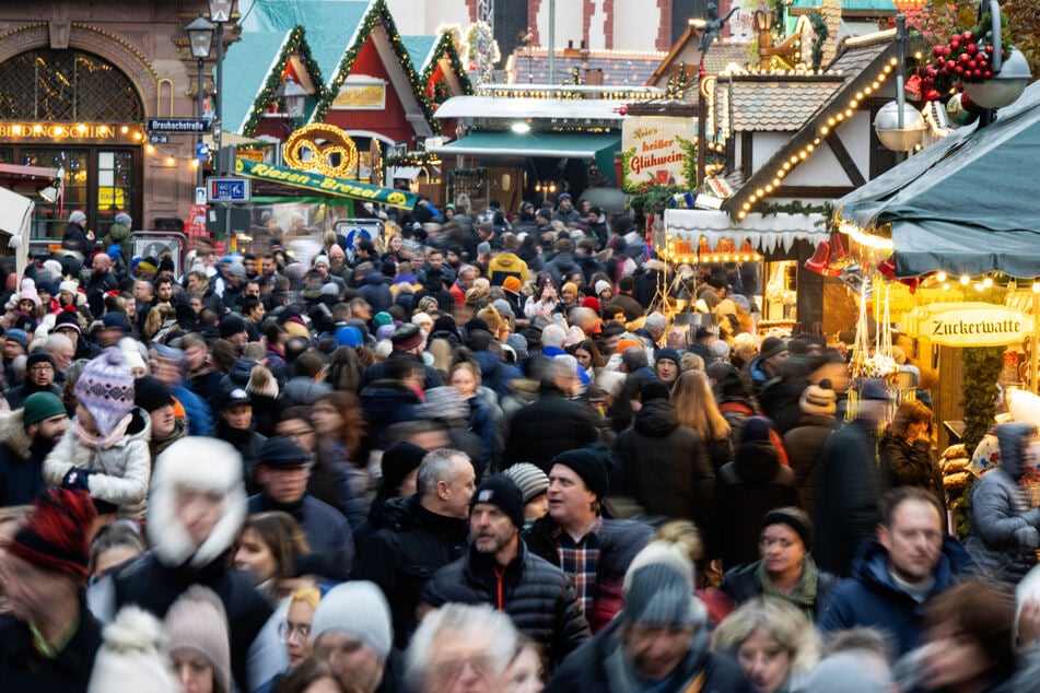 Dem Frankfurter Weihnachtsmarkt gehen die Tassen aus.