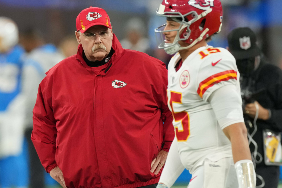 Kansas City Chiefs Head Coach Andy Reid (l.) and quarterback Patrick Mahomes (r.) during their Thursday night game against the Los Angeles Chargers.