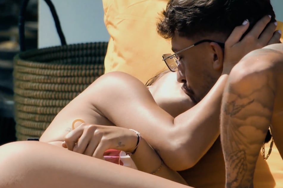 Luke und Linda (23) liefern einen der ersten Küsse der Staffel ab.