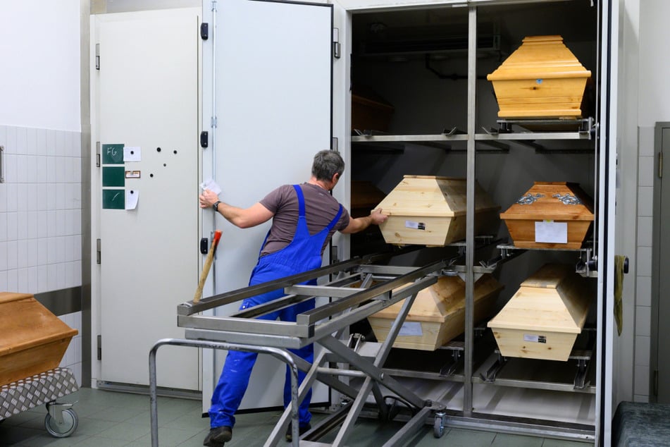 Während der Pandemie stapelten sich die Särge bei den Bestattern und in den Krematorien, wie hier im Januar 2021 im Krematorium Görlitz. (Archivbild)