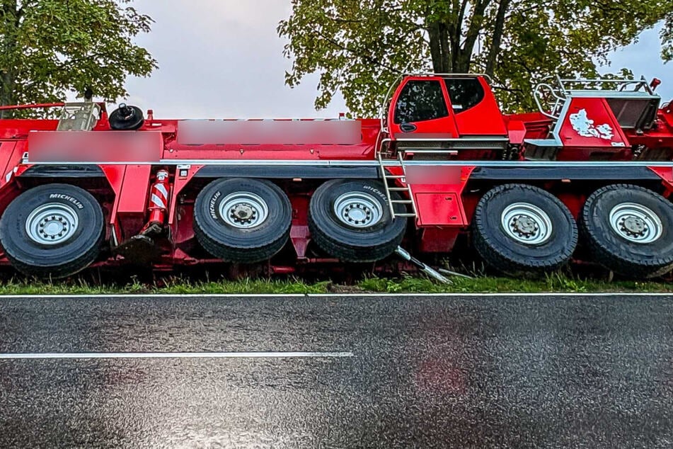 Tonnenschwerer Autokran landet im Graben: Stundenlange Sperrung