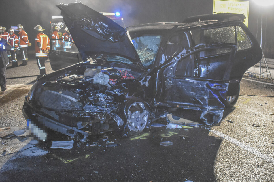 Zu schnell auf glatter Fahrbahn: Zwei Schwerverletzte bei Unfall