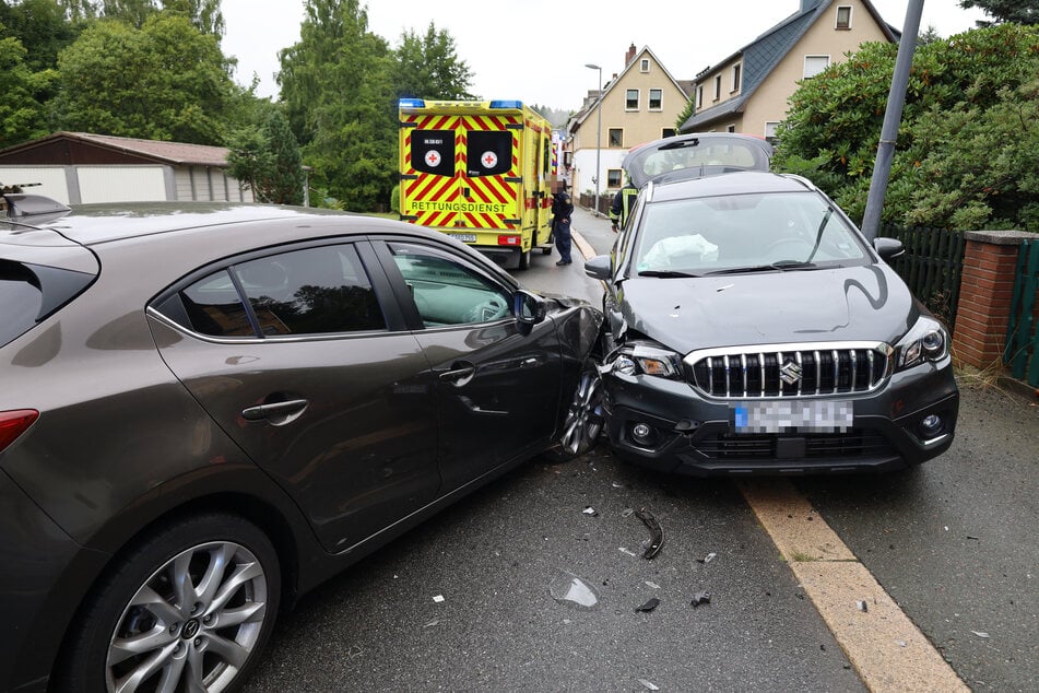 Auf der Talstraße in Zschorlau (Erzgebirge) krachte es am Dienstagmorgen gewaltig: Ein Suzuki kollidierte mit einem Mazda.