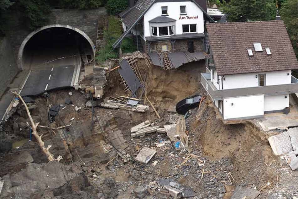 Schwere Hochwasser-Schäden im Ahrtal in Rheinland-Pfalz: Eine Bundesstraße bei Altenahr wurde unter anderem durch die Flut weggerissen.