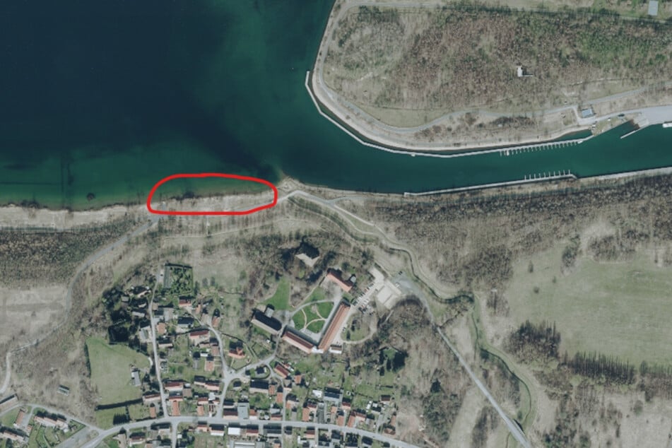 An dieser markierten Stelle, unweit des Wasserschlosses Tauchritz, wurde das Mädchen attackiert.